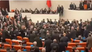 Масов бой в турския парламент заради Бюджет 2026 (ВИДЕО)