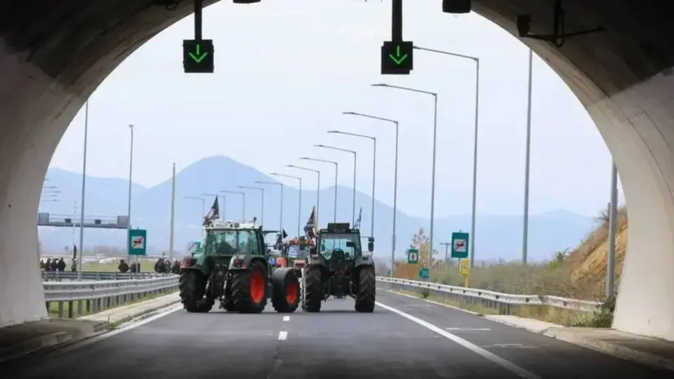 Пътят към Гърция: Фермерите отварят блокади за Коледа, но тракторите остават