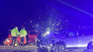 Смазани коли след челен сблъсък край Владая, пътят е затворен (снимки/видео)