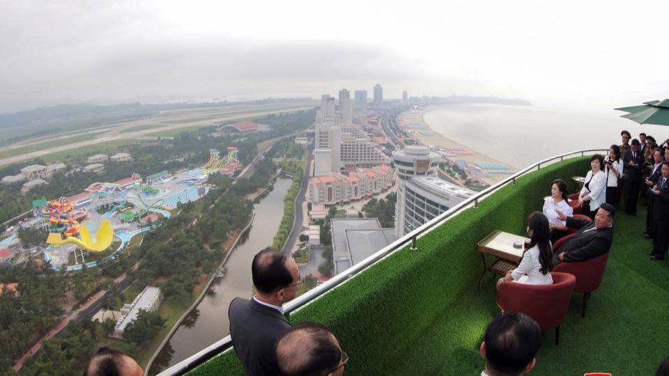 Ким откри пет луксозни хотела с дъщеря си, отчете икономически напредък на КНДР