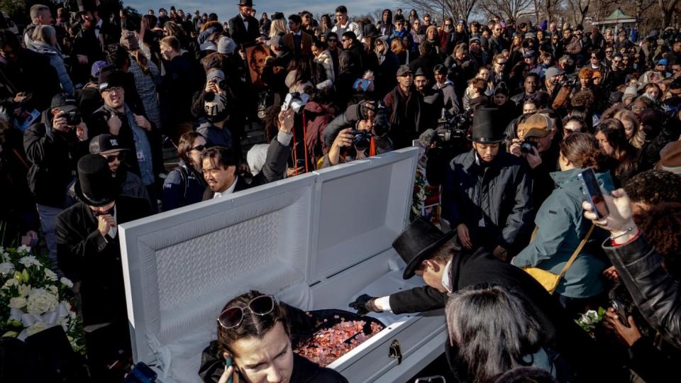 Погребаха американското пени (снимки)