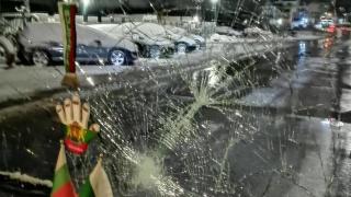Вандализъм в София: хвърлиха дърво по движещ се автобус и счупиха предното му стъкло