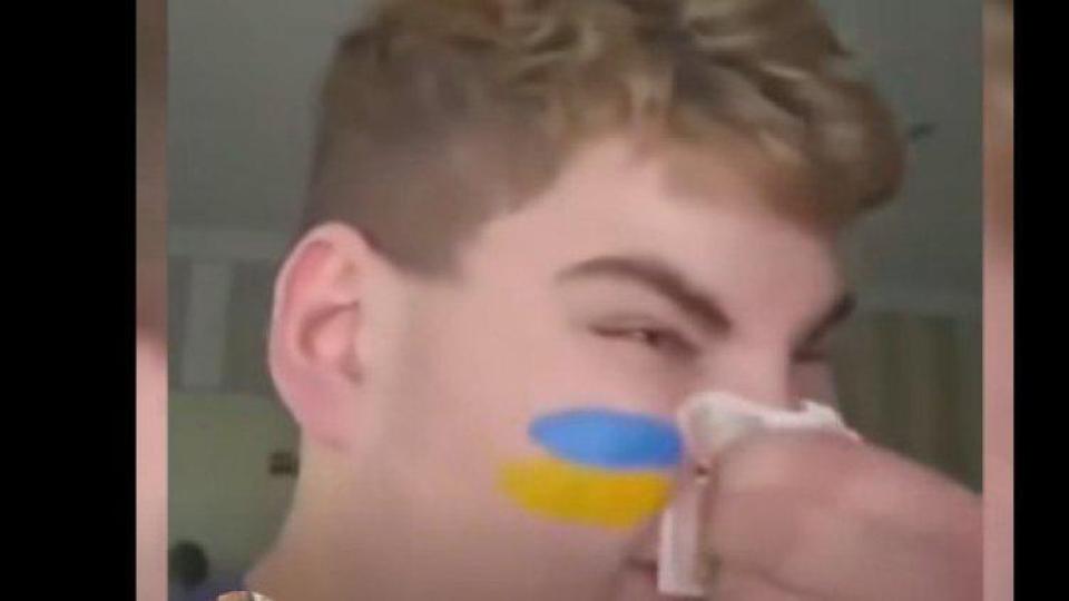 Простотията няма почивен ден: Младеж се секне в български банкноти ВИДЕО