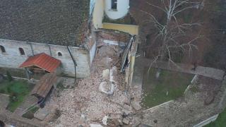 Срути се ремонтирана за 300 000 лева църква в Брегово