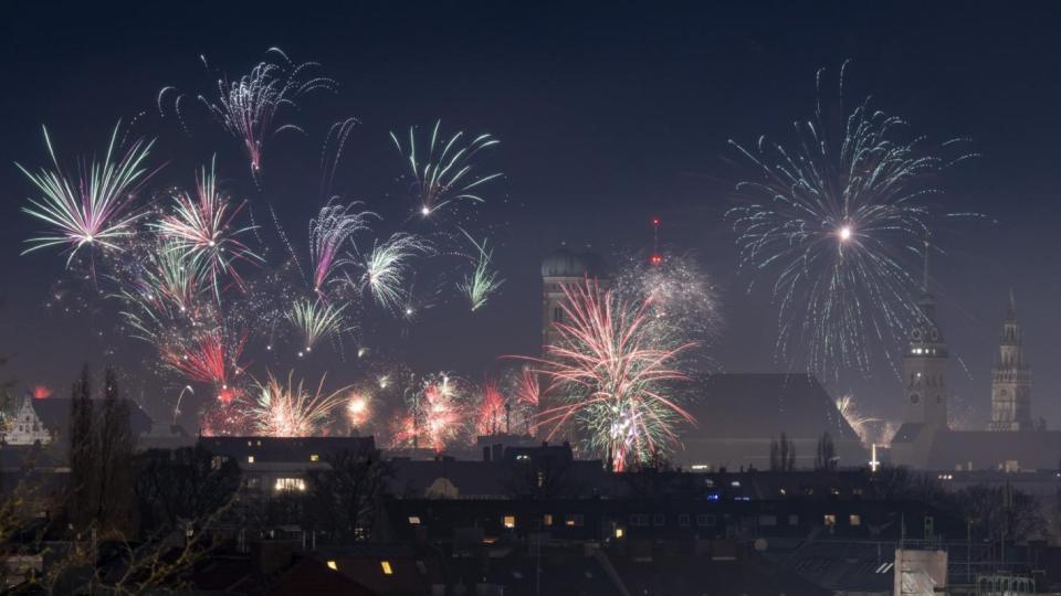 Беше като на война: Срутена църква и убити от фойерверки в Нидерландия