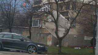 Криза, вятър и празнично разчистване "украсиха" София с матраци и пликове (снимки и видео)