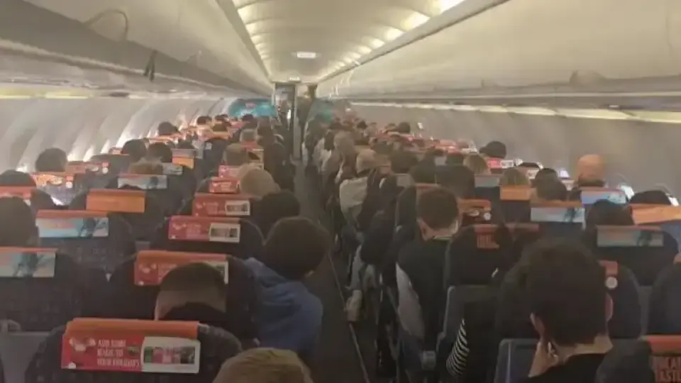 Екшън над София: Еърбъс с 220 пътници не успя да кацне на летището, замина извънредно за Будапеща (ВИДЕО)