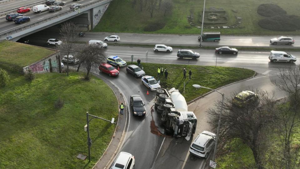 Бетоновоз се обърна на разклон на столичното "Цариградско шосе" (снимки)