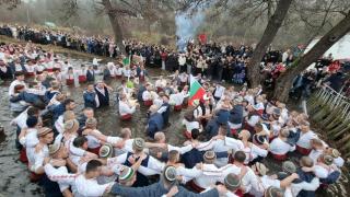 Над 200 души във водите на река Тунджа за Леденото хоро в Калофер