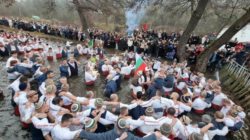 Над 200 души във водите на река Тунджа за Леденото хоро в Калофер