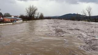Наводнение в Крумовградско след 108 л/кв.м дъжд, придошла река скъса мост (видео/снимки)