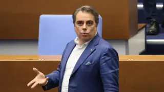 Предозиране: Асен Василев се хвали с интервю в медия, известна с политическа корупция