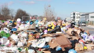 Огромно "временно" сметище на промишлена площадка в столичния район Слатина (снимки)