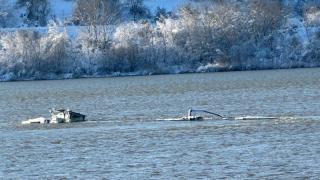 Баржа с над 1100 тона химически торове потъна в Дунав срещу Свищов