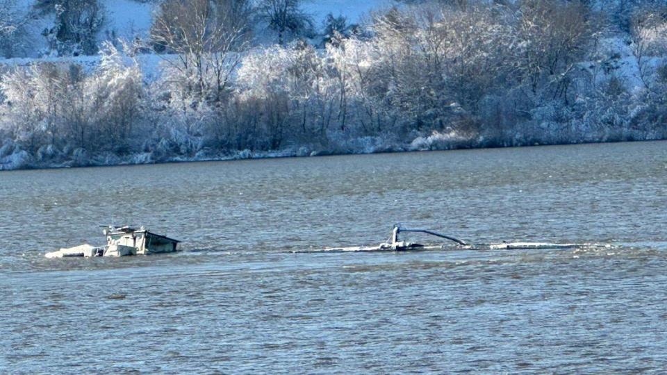 Баржа с над 1100 тона химически торове потъна в Дунав срещу Свищов