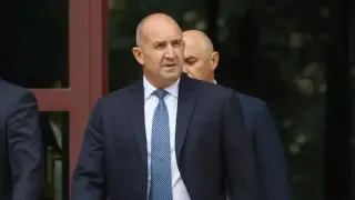 Радев хвърля държавата в хаос, подготвя си служебна победа с пъклен сценарий