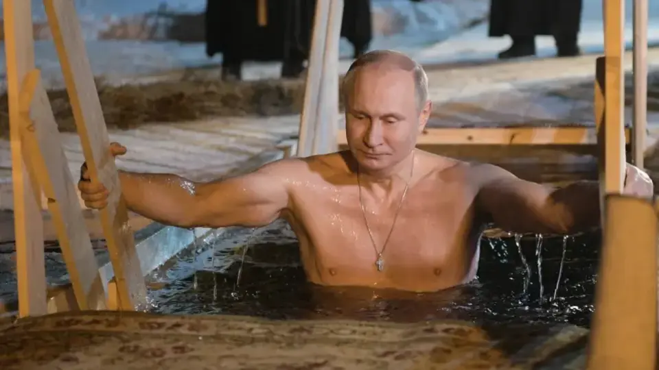 "Православният лидер" Владимир Путин се потопи в ледена дупка на Богоявление