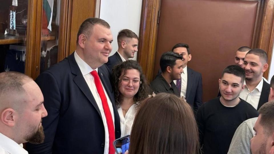 Делян Пеевски, лидер на ДПС и ПГ на ДПС-НОВО НАЧАЛО се срещна с млади хора от Стара Загора