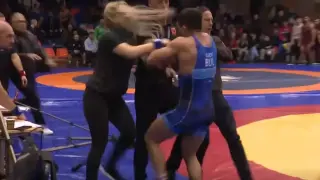 Бой на държавното по борба в Сливен: Съдийка удари кроше на състезател, майка му се намеси (ВИДЕО)