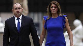 Радев се нанася при тъща си