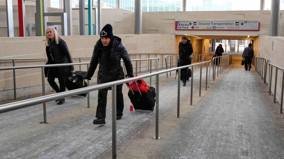 Мощната зимна буря в САЩ отмени над 11 000 полета (снимки)