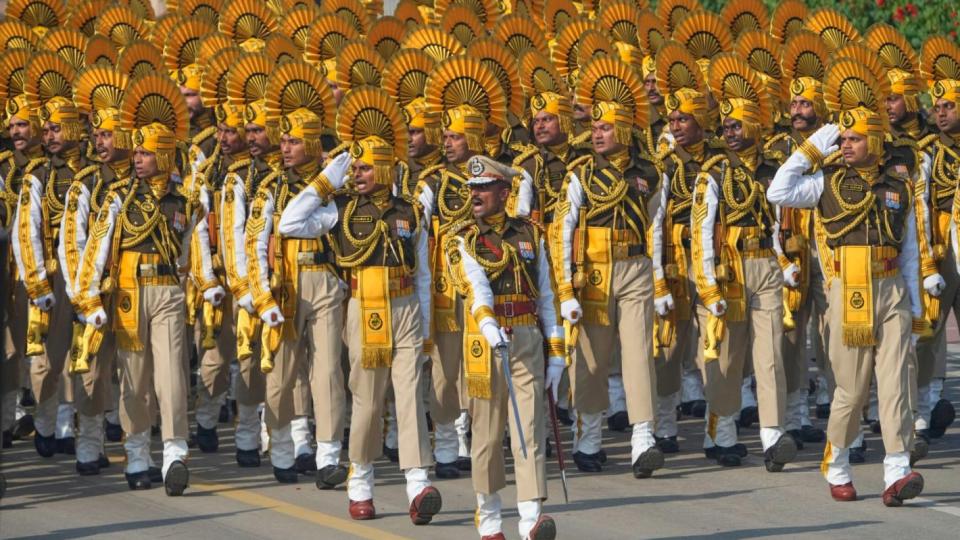 Камили, макети на божества и хиперзвукови ракети: Лидерите на ЕС на военен парад на Индия