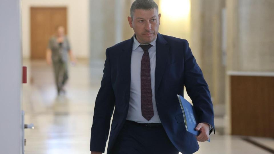 Пращат агентите на ДАНС на задължителни пешеходни походи веднъж месечно в работен ден