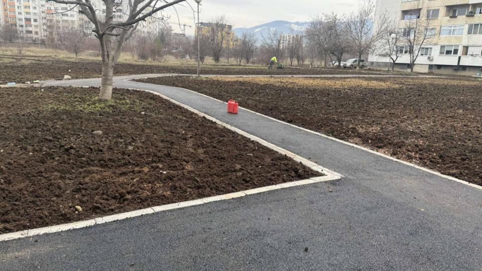 В столичния жк „Дружба 2“: Правят алеи до сменените тръби за парното