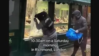 Шок в Лондон: Маскирани с чук грабят бижутерски магазин посред бял ден (ВИДЕО)