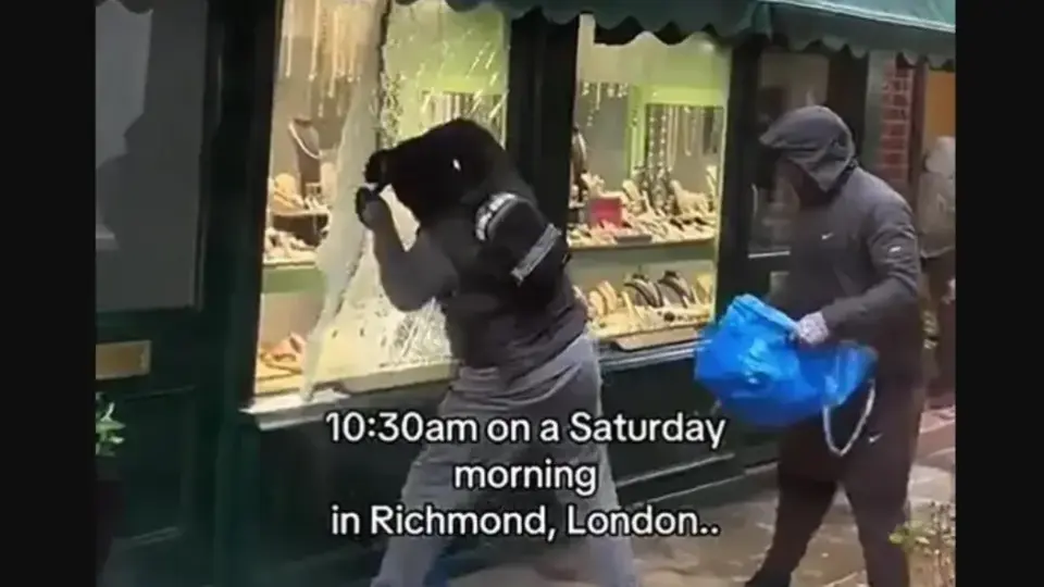 Шок в Лондон: Маскирани с чук грабят бижутерски магазин посред бял ден (ВИДЕО)