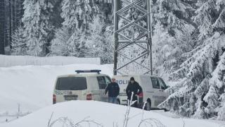 Мъже с автомати охранявали хижата, при която откриха 3 трупа (снимки)