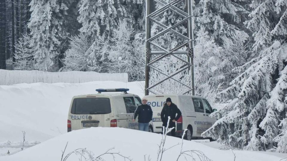 Мъже с автомати охранявали хижата, при която откриха 3 трупа (снимки)