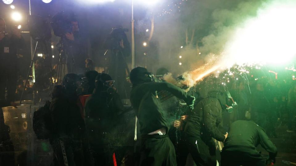 В Тирана като на война: Сблъсъци, ранени и арести на опозиционен митинг (снимки/видео)