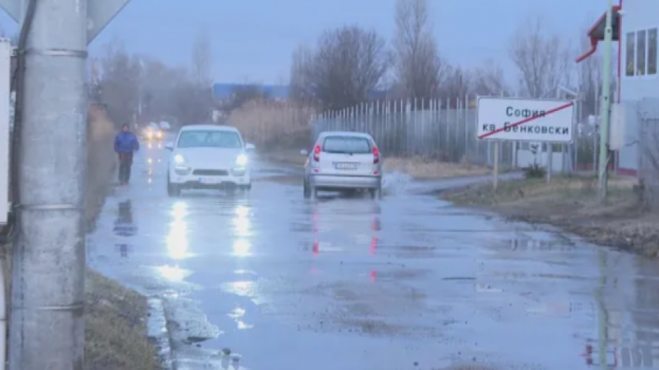 Недоволство в кв. „Рилци“: След подмяна на ВиК мрежата улиците останаха разкопани