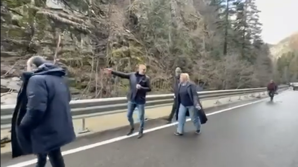 Ръководството на ПГ на ДПС - НОВО НАЧАЛО настояха за бързи действия  от страна на отговорните институции да бъде почистен  пътя Велинград-Сърница