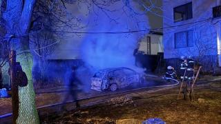 Вижте как маскирани палят колата и вратата на дома на кмета на Бистрица