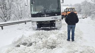 Снежен ад: Обърнати тирове, автобуси в преспите, общини на тъмно и блокирани пътища (снимки)