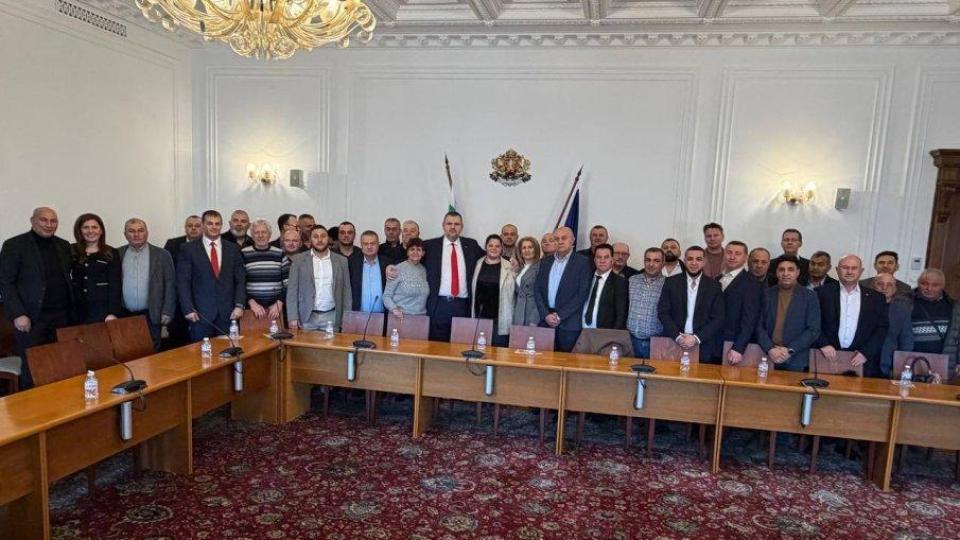 ГОРЕЩО! Делян Пеевски се срещна с голяма група от област Добрич (СНИМКИ)