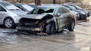 Запалиха неправилно паркирана кола в "Люлин", блокирала други за дни (снимки)