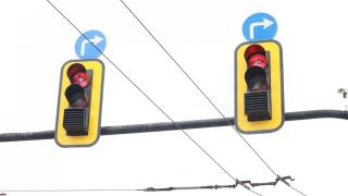 Сложиха "щори" върху светофара на Орлов мост (снимки)