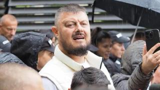 БОЛЕН НАРКОМАН! Медицинският отпадък Николай Бареков се лута неадекватен по пижама, халюцинира убийства и участва в безпаметни оргии с отрепки от всякакъв пол (жестоки разкрития)