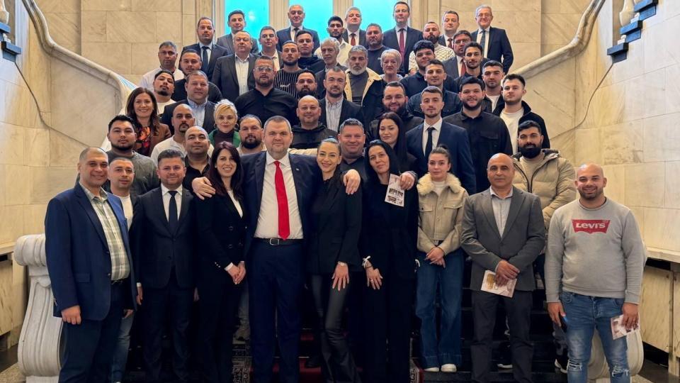 Делян Пеевски, лидер на ДПС и ПГ на ДПС-НОВО НАЧАЛО се срещна с младежи от Ямбол