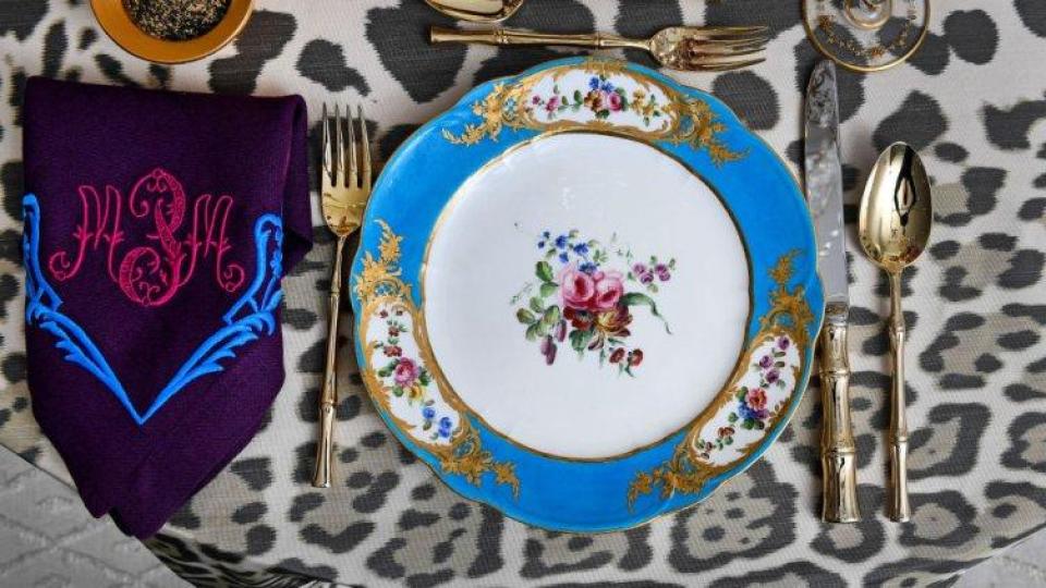 Мистерия: Защо главният иконом е откраднал "непродаваемия" порцелан на Макрон?