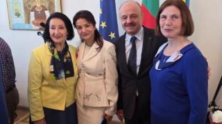 Росица Кирова дари 4850 учебни пособия за българските неделни училища в Одеса: „Мисия „Българи“ е дълг, който не приключва“