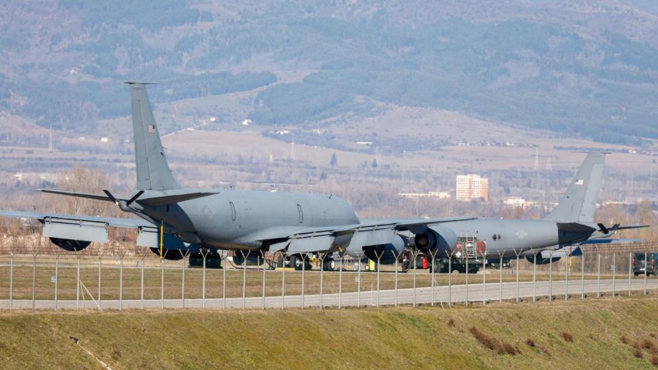 От летището в София излетяха 4 US военни самолета, пристигнаха нови 5 (снимки)