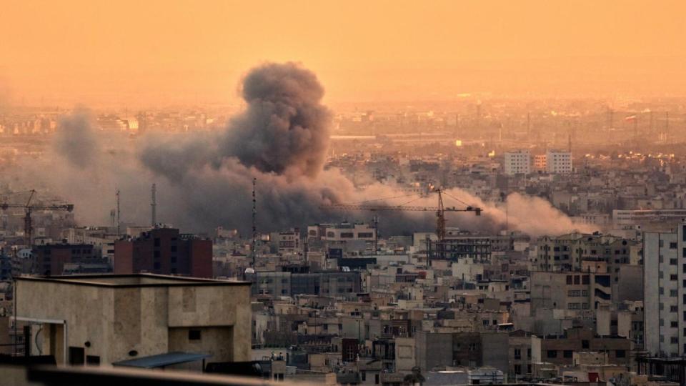 Експлозия разтърси Техеран. Израел предупреди, че ще ликвидира всеки нов аятолах (видео)