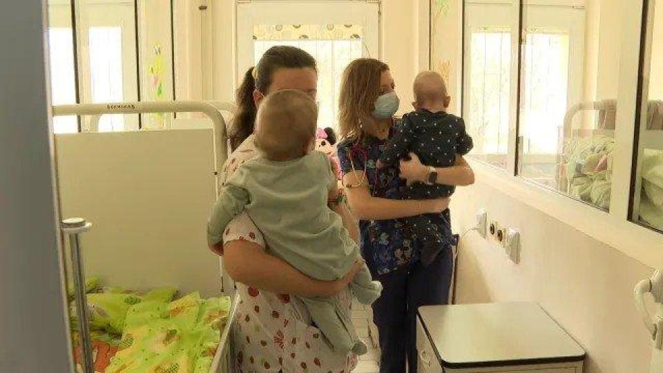 9-месечни изоставени близнаци живеят в столична болница от раждането си