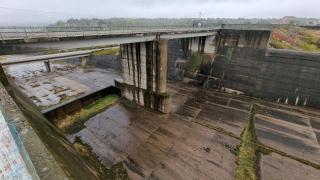 Жена скочи в преливника на язовир "Огоста", за да спасява кучето си