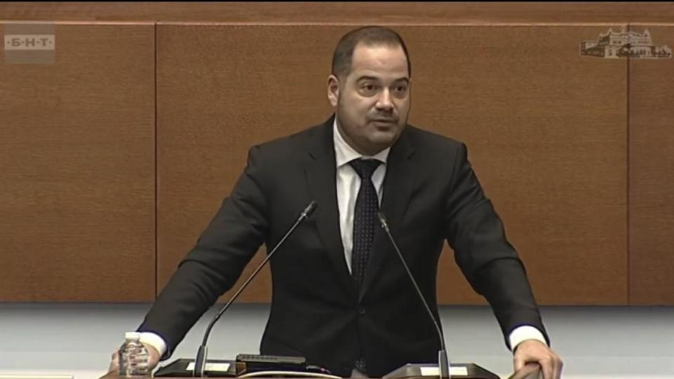 Калин Стоянов, депутат от ПГ на ДПС-НОВО НАЧАЛО към служебния министър на МВР : Кой политик – бивш или настоящ, коя парламентарна група или коя политическа партия ви дърпа конците?