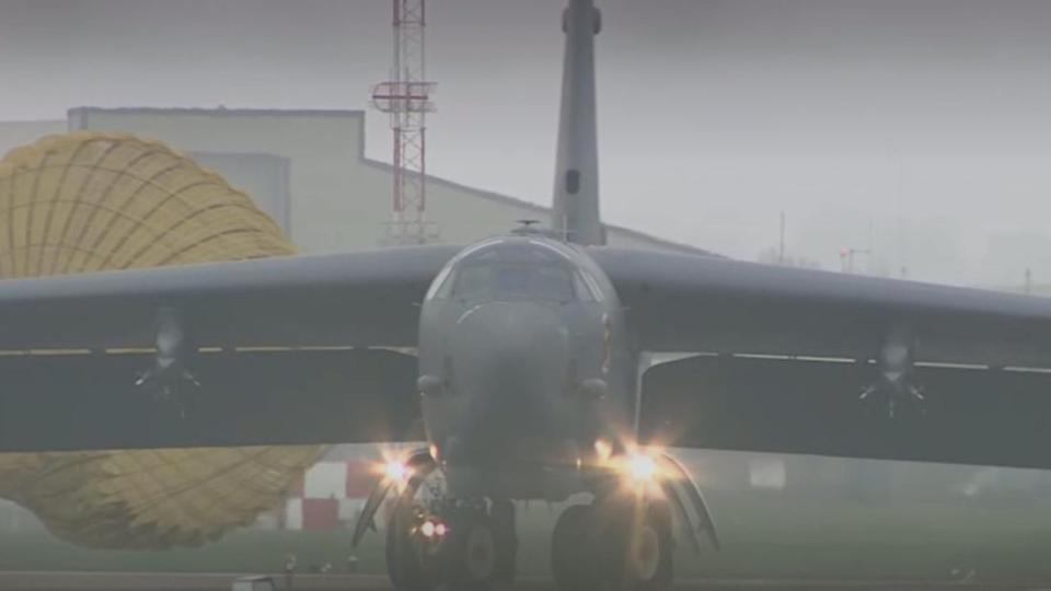 САЩ струпват тежки бомбардировачи в Англия (снимки)